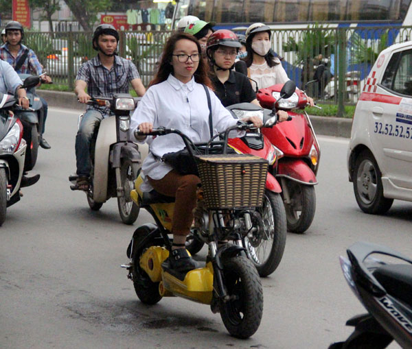 Nghiêm cấm học sinh đi xe máy điện chưa đăng ký