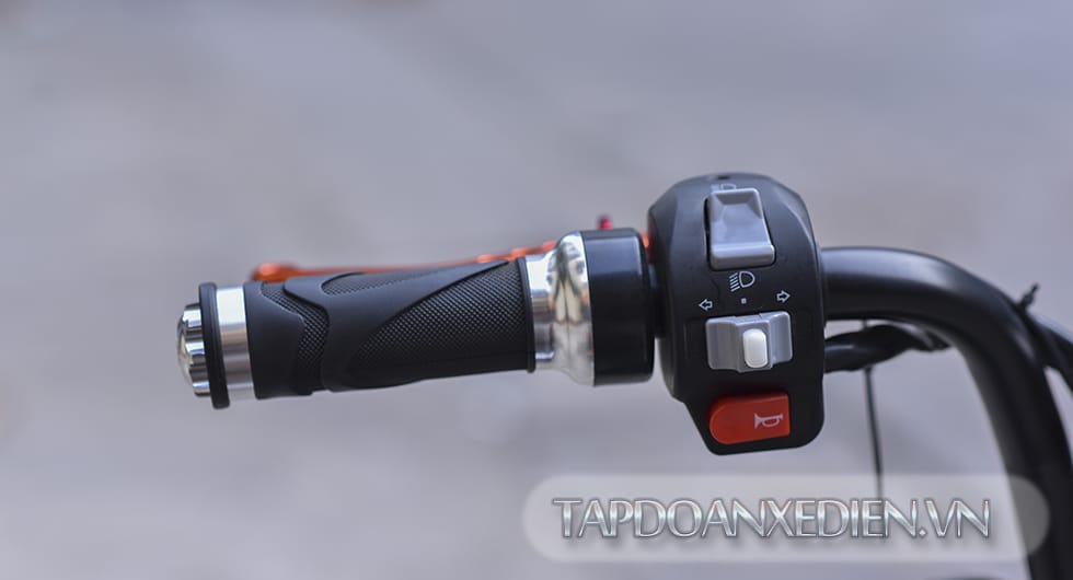tay phanh xe máy điện Xman Yadea 2015 vững chắc và khoẻ khoắn