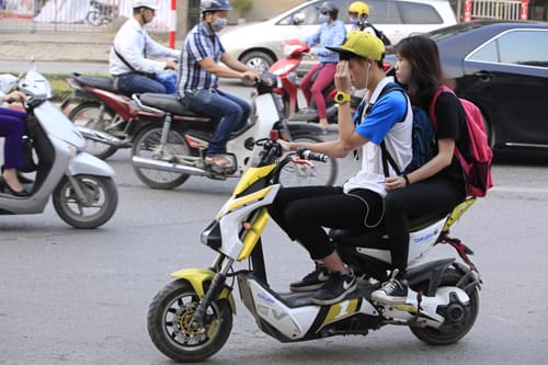Ý thức của giới trẻ khi sử dụng xe đạp điện